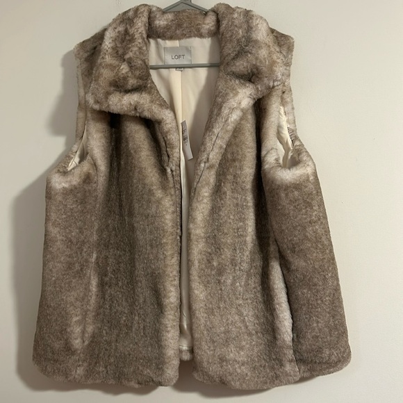 NWT Loft Faux Fur vest neutral cream gray with pockets vegan hidden closure - Picture 1 of 7